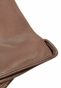 Brązowa miękka skórzana rękawica z widocznym szczegółowym przeszyciem i otworem na kciuk na białym tle.