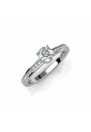 Platinenring met een centrale ronde diamant en kleinere diamanten langs de band. Gepolijste afwerking, elegant ontwerp en heldere schittering.