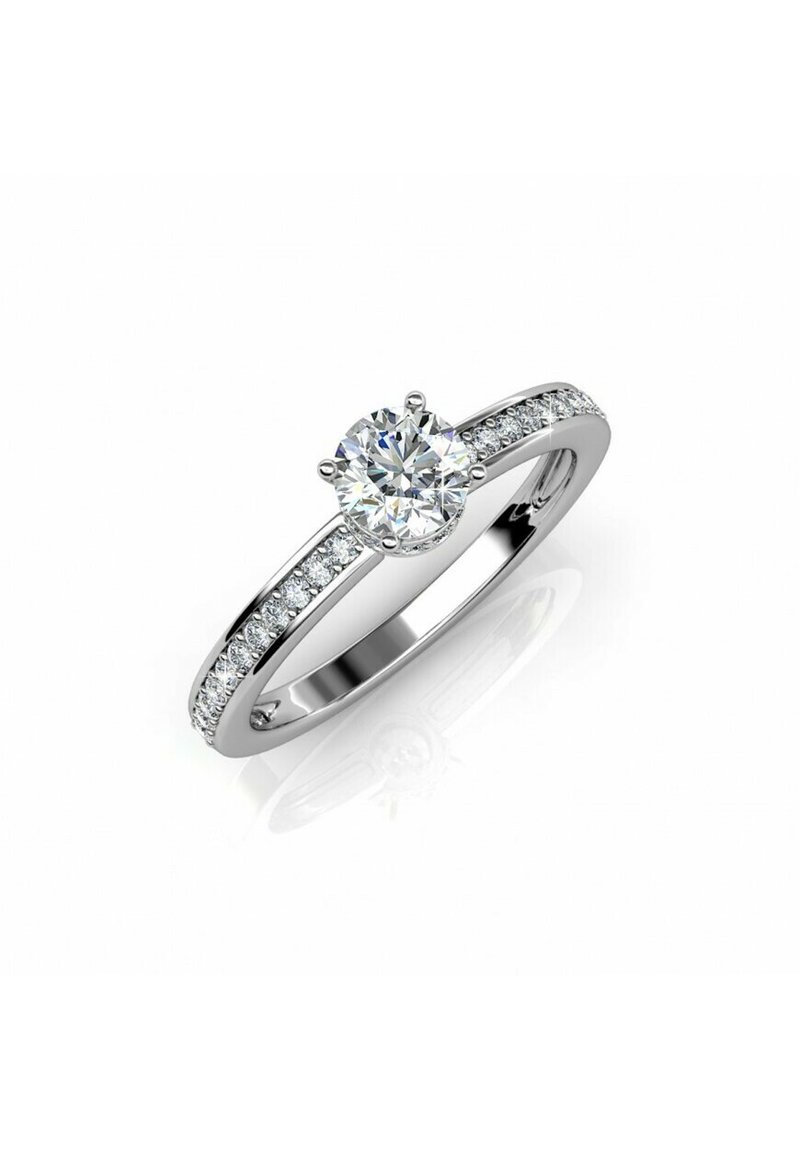 Anello in platino con un diamante rotondo centrale e diamanti più piccoli incastonati lungo la fascia. Finitura lucida, design elegante e brillante lucentezza.