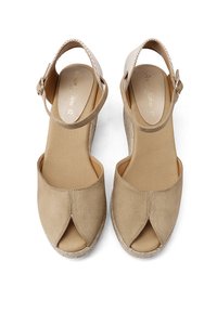 Sandali beige con zeppa, design open-toe, tomaia in tessuto, cinturino alla caviglia regolabile e suola testurizzata, offrono un'estetica naturale.
