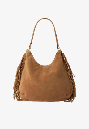 Bruine suède schoudertas met gevlochten riem en franjes aan de zijkanten, zachte, losvallende vorm, logo in reliëf aan de voorkant.