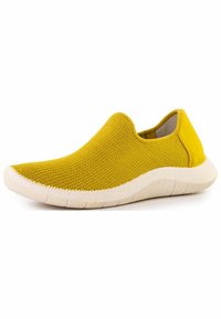 Chaussure jaune à enfiler avec une tige en mesh texturé, semelle en caoutchouc contrastante et design courbé, dotée d'une semelle blanche mouchetée.