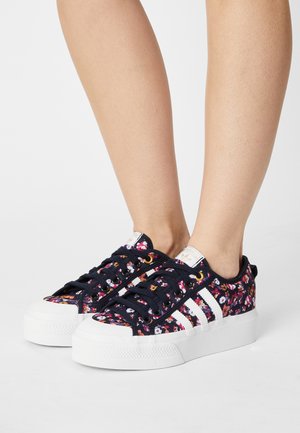 NIZZA PLATFORM - Sneakers basse - legend ink/white/gold metallic