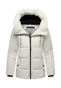 Witte gewatteerde winterjas met grote kraag, zwarte rits, twee voortassen met knopen en verstelbare capuchontouwtjes.