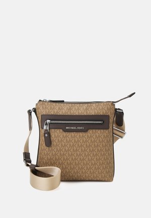 Braune Michael Kors Crossbody-Tasche mit verstellbarem beigen Riemen, Frontreißverschlusstasche und MK-Logo-Muster.