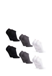 Tres pares de calcetines en negro, gris oscuro y blanco. Cada par presenta un diseño de corte bajo con un logo contrastante cerca del talón.