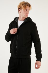 Čierna mikina s kapucňou na zips a šedým fleece podšívkou, dlhé rukávy a rebrované manžety. Obsahuje bočné vrecká a hladký textilný povrch.