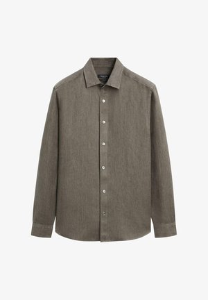 Bruine overhemd met lange mouwen, knoopsluiting, een klassieke kraag en mouwen met manchetten, getoond tegen een effen witte achtergrond.