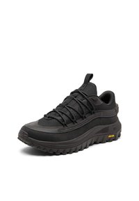 Musta retkeilykenkä, jossa on teksturoitu päällinen, vahvistettu varvasosa ja kestävä pohja. Varustettu joustavilla kengännauhoilla ja vetolenkillä kantapäässä.