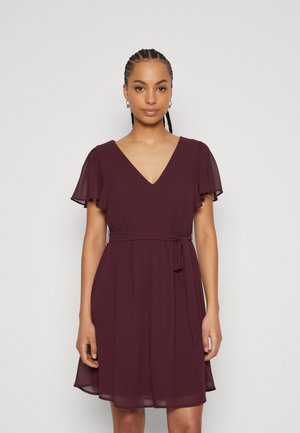 Mauve kjole laget av lett stoff, med korte flagrende ermer, V-hals, knyttet midje og en utsvingt skjørt.