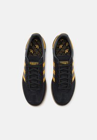 adidas Originals HANDBALL SPEZIAL UNISEX - Sportcipő - core black/preloved yellow/grey six