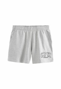 Szürke pamut sort, rugalmas derékpánttal, két oldalsó zsebbel, és az alsó bal oldalon nyomtatott "CPH" és "COPENHAGEN" felirattal.