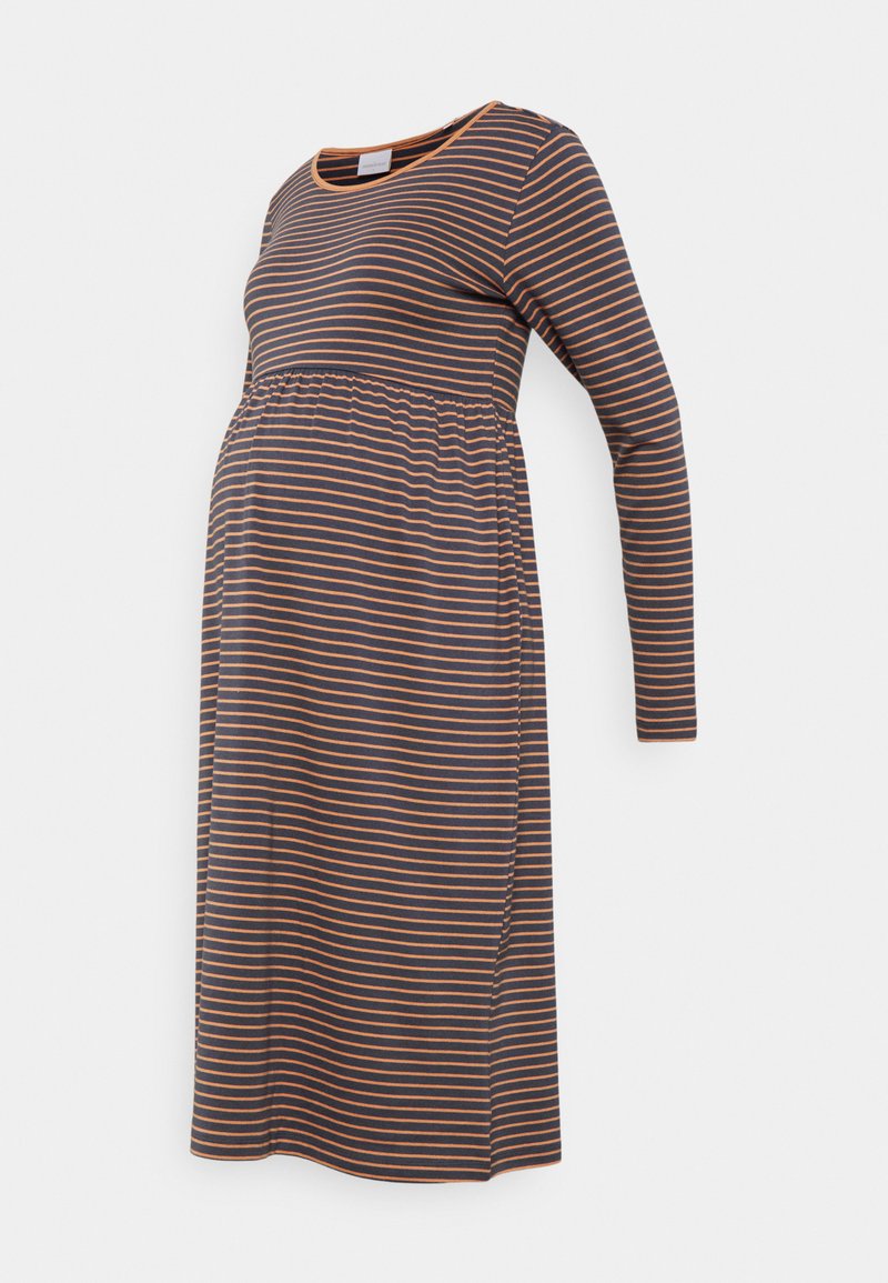 Vestido de maternidade em azul-marinho com riscas laranja, mangas longas, decote redondo e cintura franzida para conforto e ajustamento durante a gravidez.