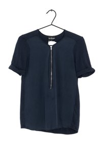 Mörkblå kortärmad blus med rund halsringning och dragkedjedetalj fram. Tillverkad av ett mjukt tyg med upprullade ärmslut.