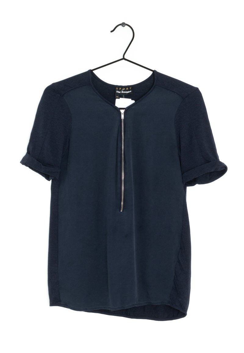 Mörkblå kortärmad blus med rund halsringning och dragkedjedetalj fram. Tillverkad av ett mjukt tyg med upprullade ärmslut.