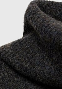Ciemnoszary dzianinowy sweter o miękkiej, fakturowanej powierzchni, z wysokim dekoltem i bogatym, melanżowym wyglądem.