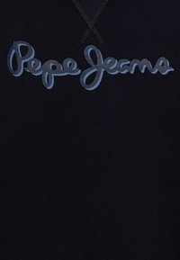 Námorně modré bavlněné tričko s stylizovaným, světle modrým logem "Pepe Jeans". Kulatý výstřih a krátké rukávy. Měkká textura.
