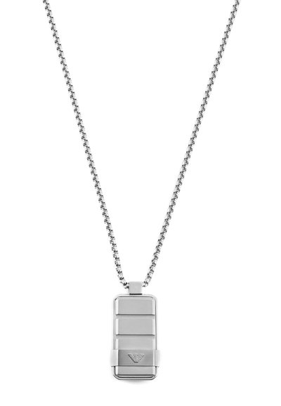 Silverhalsband med en rektangulär design som har tre horisontella paneler. Kedjan har ett texturerat länkmönster.