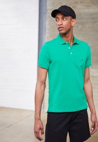 Tommy Hilfiger SLIM - Polo - grassy meadow