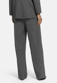 Grijze op maat gemaakte broek met een krijtstreepdesign, met een relaxte pasvorm en rechte pijpen, gemaakt van een gestructureerde stof.