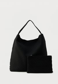 Sac cabas tissé noir avec une surface texturée et une poignée unique, accompagné d'une petite pochette assortie. Les deux présentent une forme rectangulaire.
