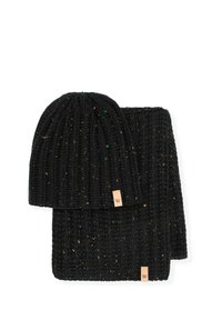 Czarny zestaw czapki i szalika z dzianiny z wielokolorowymi kropkami. Prążkowana faktura, z małą skórzaną metką z literą "W" na każdej części.