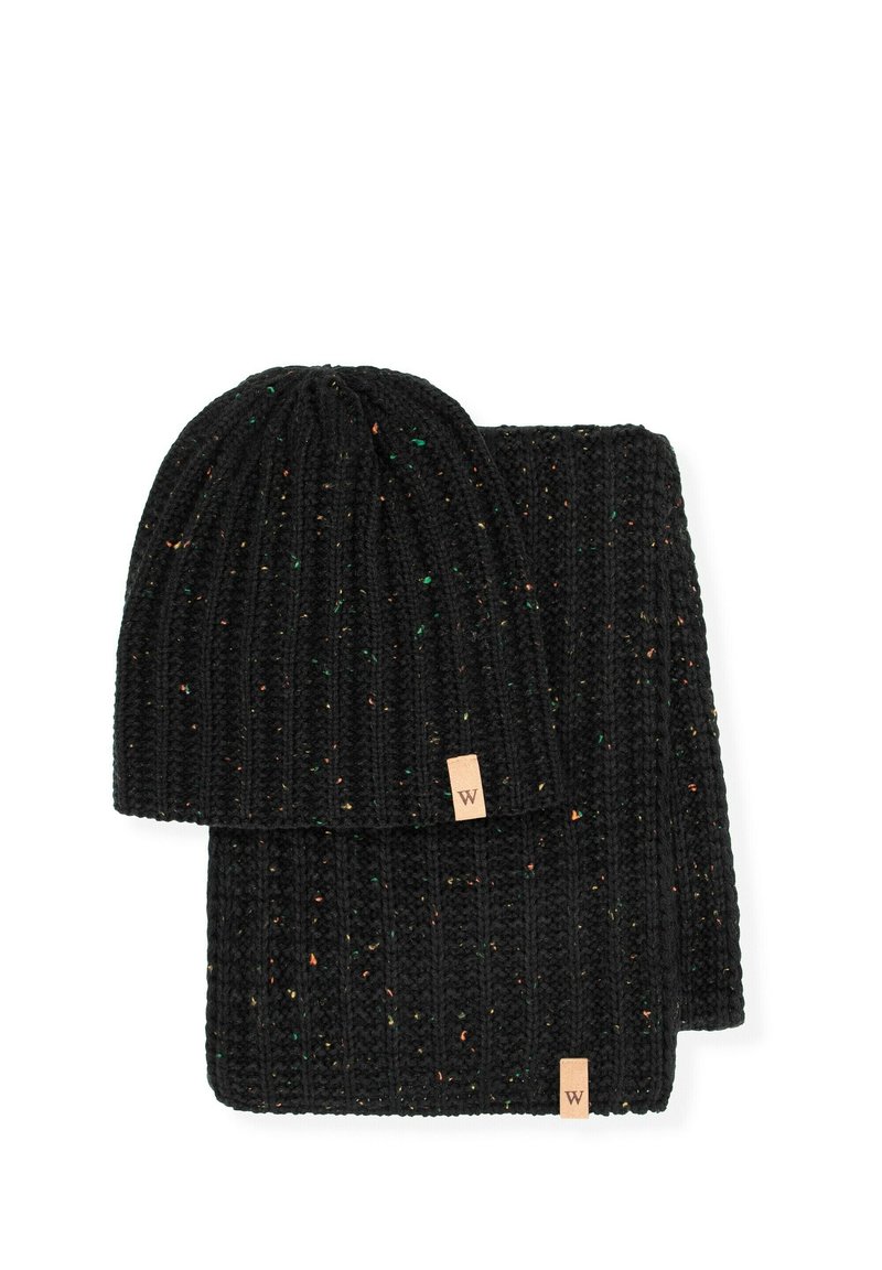 Czarny zestaw czapki i szalika z dzianiny z wielokolorowymi kropkami. Prążkowana faktura, z małą skórzaną metką z literą "W" na każdej części.