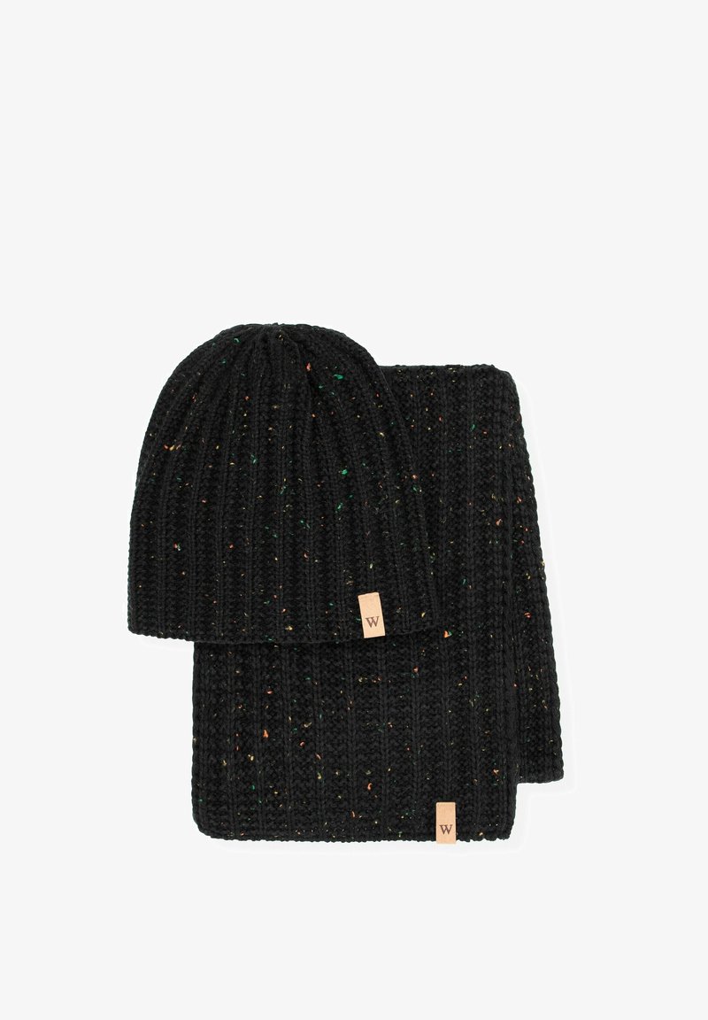 Czarny zestaw czapki i szalika z dzianiny z wielokolorowymi kropkami. Prążkowana faktura, z małą skórzaną metką z literą "W" na każdej części.