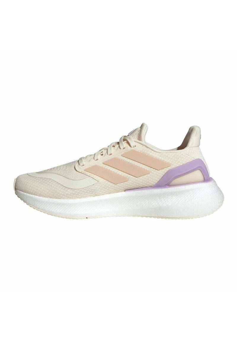 Lichte atletiekschoenen van beige gaas met roze accenten en een paarse hielclip. Gepolsterde witte zool met een gestructureerd grippatroon.