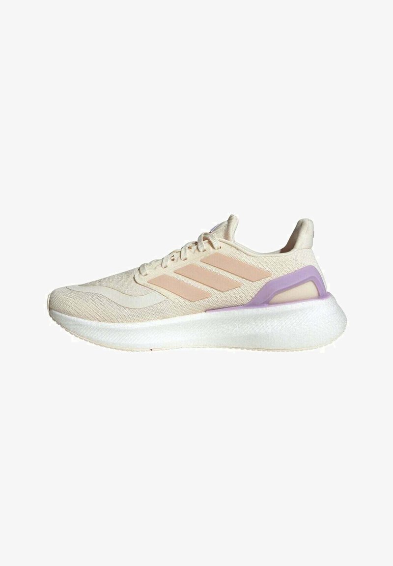 Scarpe sportive leggere in mesh beige con accenti rosa e clip sul tallone viola. Suola bianca ammortizzata con pattern a texture per la presa.