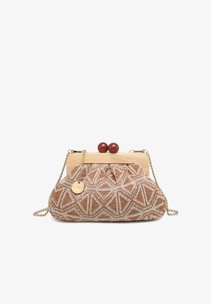 Kleine bruine en beige handtas met geometrisch patroon, houten frame, ronde bruine sluitingen, gouden kettingriem en een rond gouden merkplaatje.