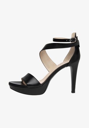 Czarne sandały na wysokim obcasie z krzyżującymi się paskami, odkrytym palcem i klamrą na kostce. Wykonane z gładkiej skóry z platformą z przodu.