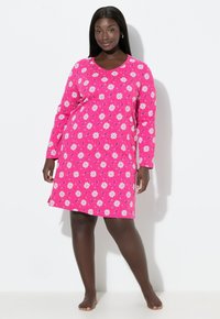 Camisón rosa de manga larga con un patrón floral en blanco. Tela suave con escote en v, corte hasta la rodilla y ajuste relajado.