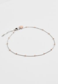 Zilveren armband met een delicate ketting waaraan kleine rosegouden kralen gelijkmatig over de lengte zijn verdeeld, afgesloten met een karabijnsluiting.