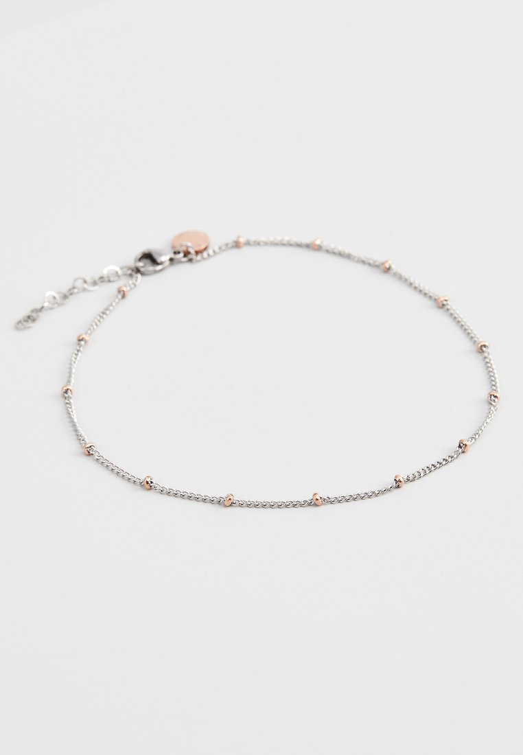 Zilveren armband met een delicate ketting waaraan kleine rosegouden kralen gelijkmatig over de lengte zijn verdeeld, afgesloten met een karabijnsluiting.