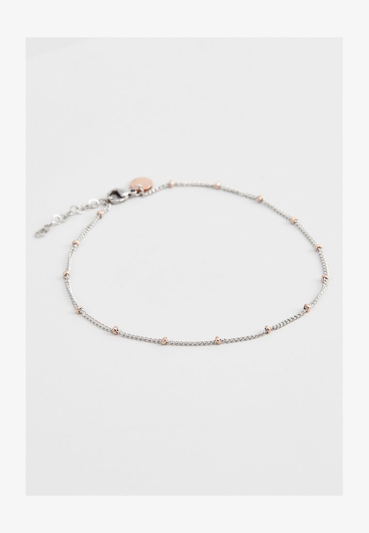 Zilveren armband met een delicate ketting waaraan kleine rosegouden kralen gelijkmatig over de lengte zijn verdeeld, afgesloten met een karabijnsluiting.