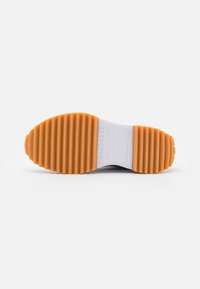 Converse RUN STAR HIKE - Sapatilhas de cano alto - himalayan salt white black