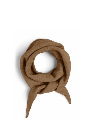 Écharpe tricotée marron pliée en boucle avec deux extrémités pointues qui pendent, sur un fond blanc uni.