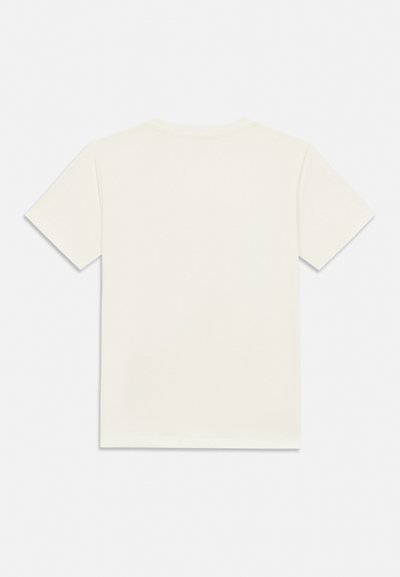 Tricou alb simplu cu mâneci scurte, văzut din spate pe un fundal neutru gri deschis.