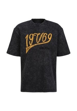 Schwarzes kurzärmliges T-Shirt mit Acid-Wash und großem gelbem "19V69 Italy" Textdesign auf der Vorderseite.