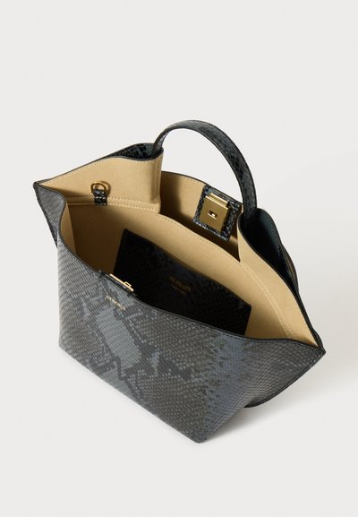 Borsa a mano nera con motivo a serpente, texture liscia, design aperto, interni beige e dettaglio della chiusura dorata. Presenta manici doppi e una piccola tasca interna.