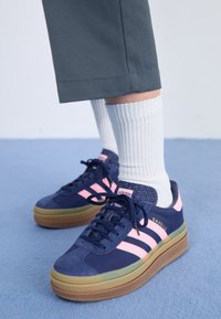 GAZELLE BOLD - Sneakers basse - dark blue/pink spark