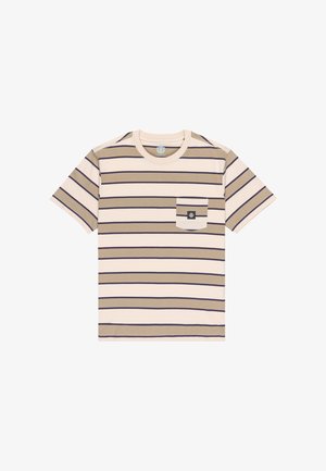 Beige T-Shirt mit kurzen Ärmeln, horizontalen dunkelbraunen Streifen, Rundhals und einer linken Brusttasche mit einem Markenetikett. Aus weichem Baumwollmaterial.