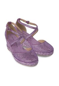 Sandali wedge viola realizzati in suede, con decorazioni scintillanti, cinturini incrociati e una suola in juta textured.