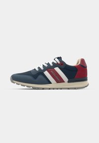 Mørkeblå sneakers med hvide og røde striber, med en tekstureret overdel, snørebåndslukning og en beige sål. Logo på siden.