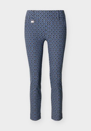 Παντελόνια σε στενή γραμμή σε ναυτικό μπλε με γεωμετρικό μοτίβο σε λευκό και ανοιχτό μπλε, με ένα μικρό μεταλλικό κουμπί κοντά στη μέση.