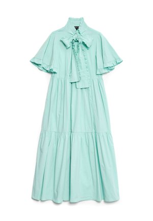 Vestido verde menta, até ao joelho, feito de tecido leve com colarinho alto em babados, detalhe de laço e mangas curtas com babados.