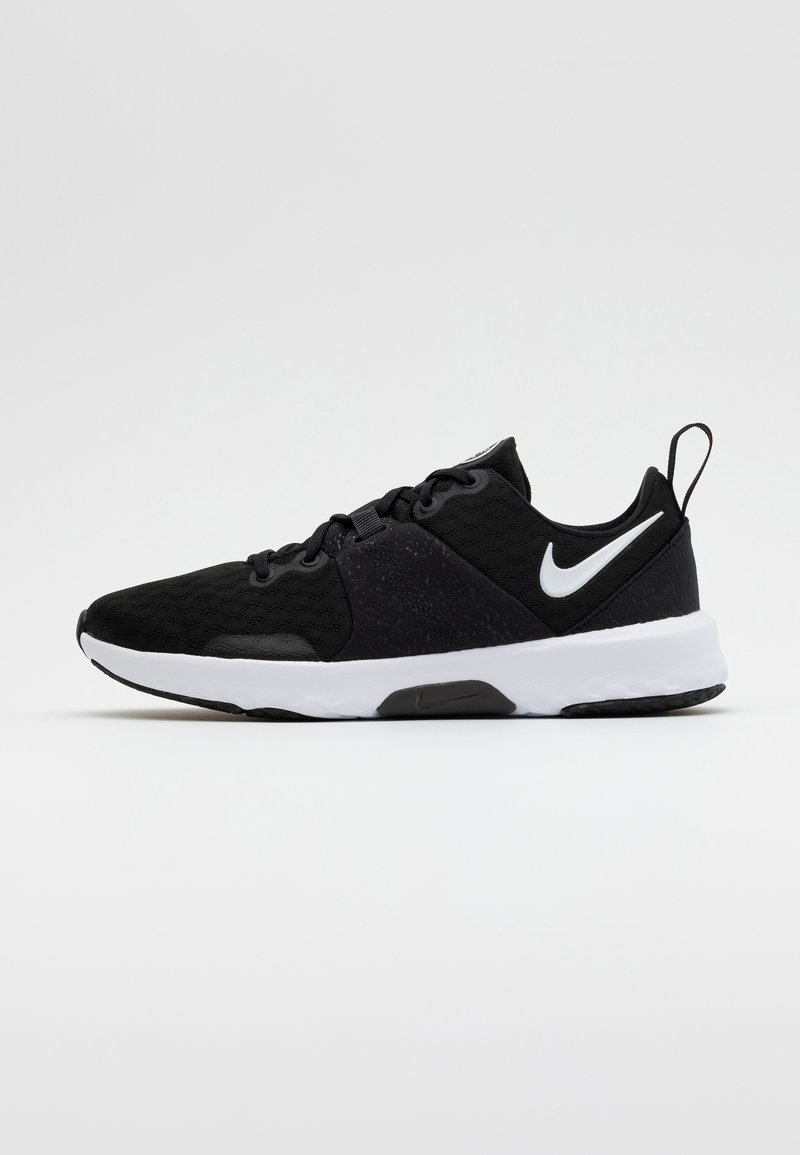 Scarpe da ginnastica nere con tomaia testurizzata, suola in gomma e logo Nike bianco sul lato. Presentano un design con lacci e un pull tab.