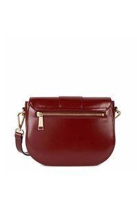 Borsa a mano in pelle rossa con forma arrotondata, caratterizzata da una tasca con zip frontale, accessori in metallo dorato e una tracolla. Texture liscia con accenti di cucitura.