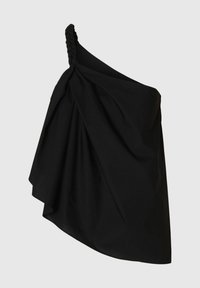 Svart topp med en axel och flätad rem, som har mjuk och flödande tyg samt en asymmetrisk fåll, vilket skapar draperade veck.